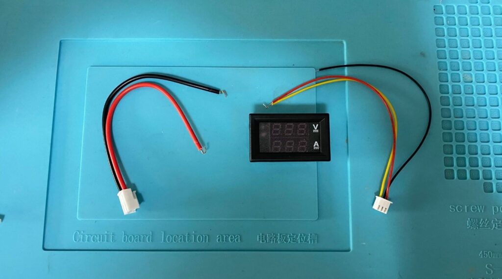 Bir adet Voltampermetre, akım ölçmek için kalın siyah ve kırmızı kablo, voltaj okumak ve voltampermetreyi beslemek için üçlü ince kırmızı, sarı ve siyah kablo.
